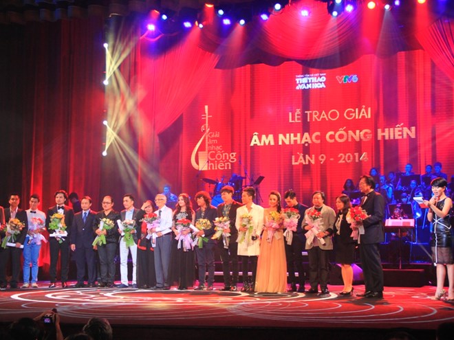 Ca sĩ Tùng Dương dành “cú đúp” tại Lễ trao giải “Âm nhạc cống hiến” lần thứ 9